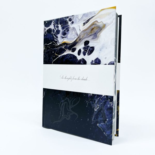 Užrašinė, pastatyta, apjuosta nuimama juosta, viršelis dekoruotas ir lakuotas