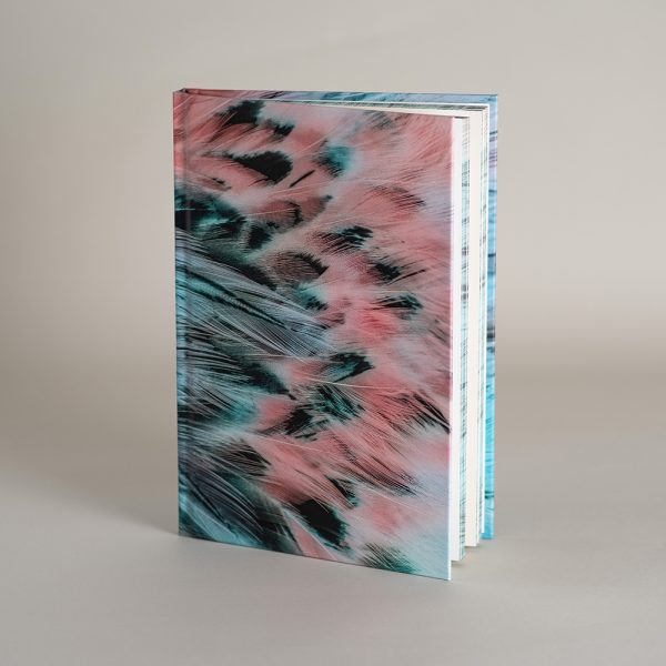 Užrašinė popieriniu viršeliu ŠIRDIES SPALVOS praverta