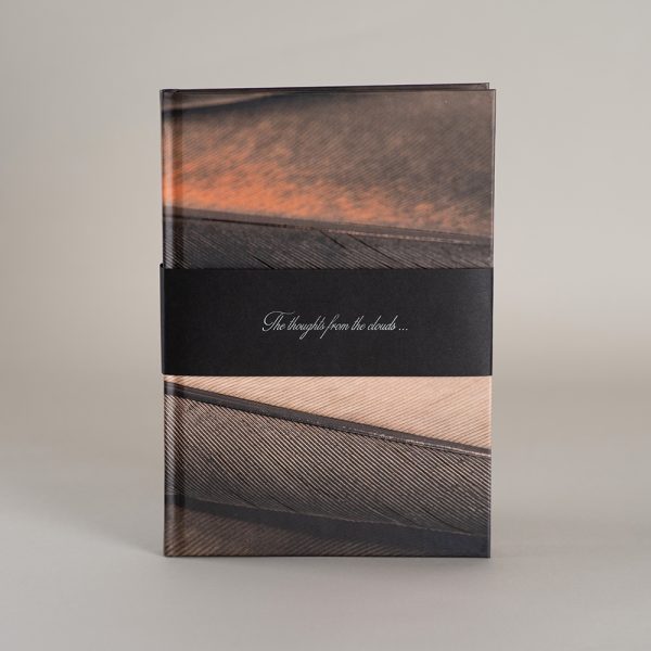 Pastatyta užrašinė, apjuosta nuimama juosta