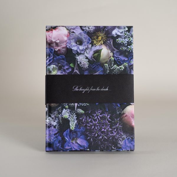 Pastatyta užrašinė, apjuosta nuimama juosta, viršelis dekoruotas gėlių spauda