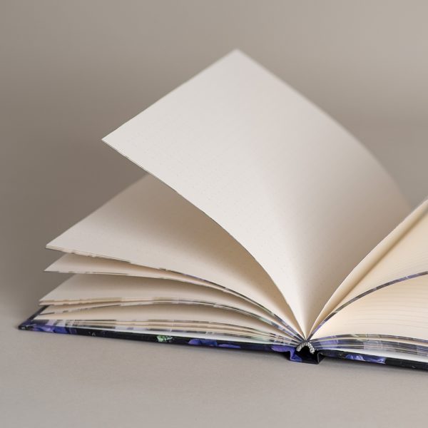 Užrašinė popieriniu viršeliu NAKTIES PIEVA (atversta)