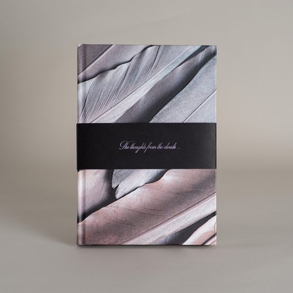 Užrašinė apjuosta nuimama juosta, viršelis dekoruotas gulbių plunksnų spauda