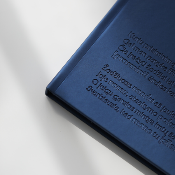 Užrašinės kampas, kuriame matoma įspausto teksto dalis