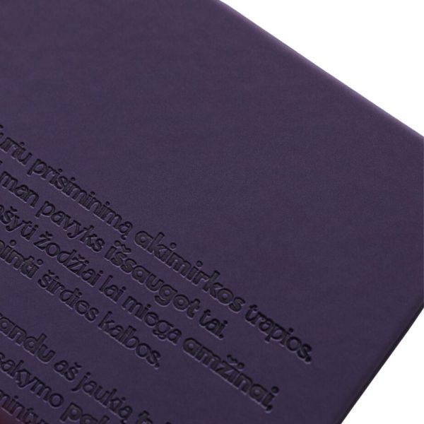 purpurinės ekoodos kvadratinės užrašinės kampas
